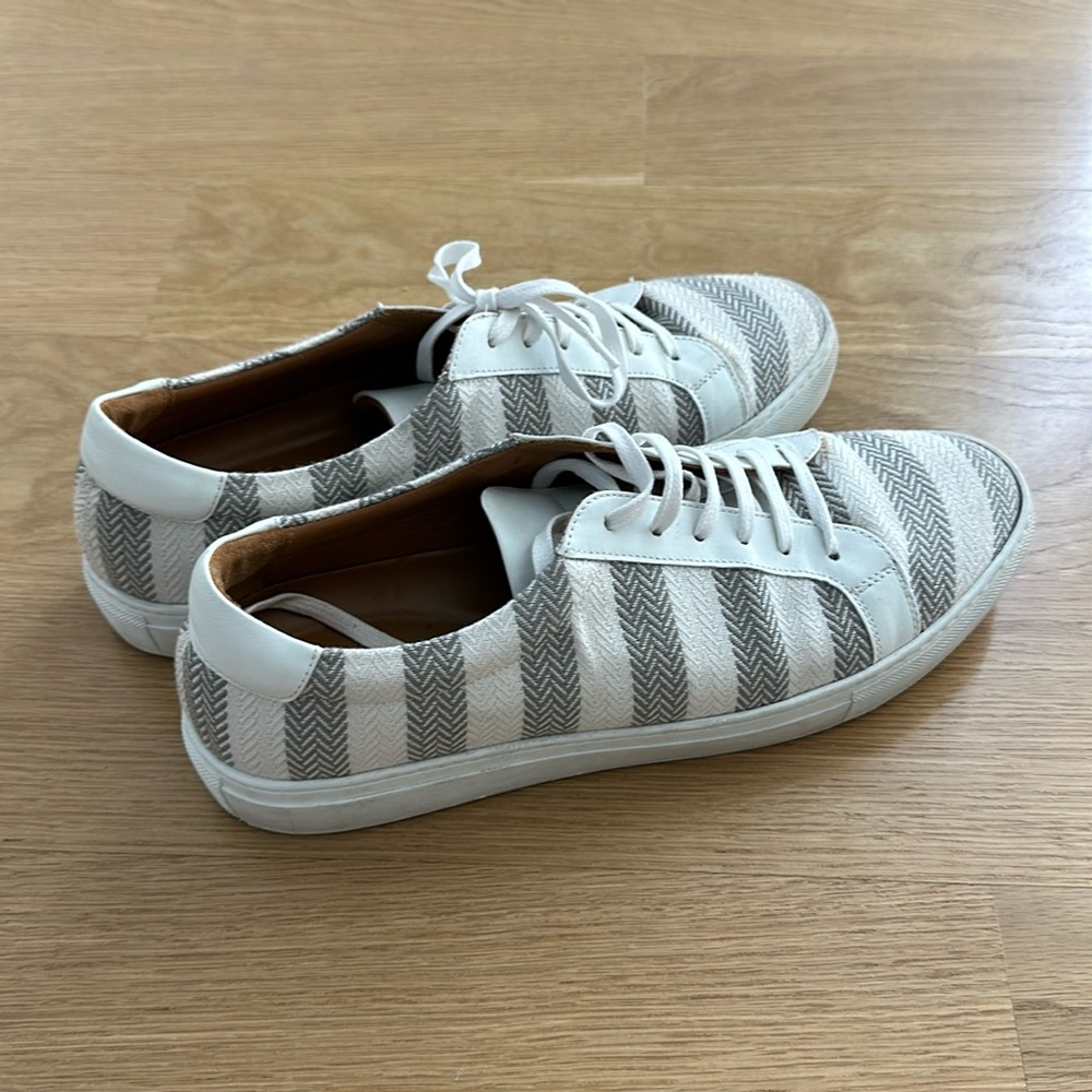 Taft Men’s Casual Sneaker in Grey Stripes (size 11)